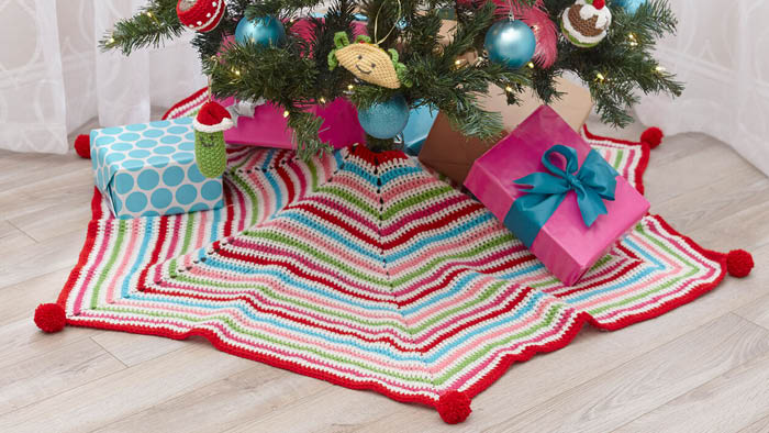 Crochet Pompom Trimmed Christmas Tree Skirt + Tutorial