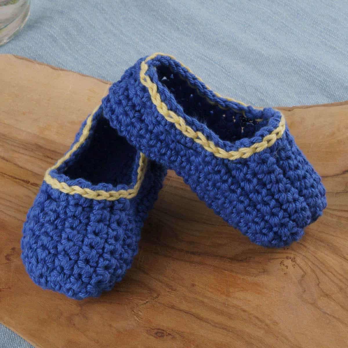 Crochet Baby Booties with Stitch Trim Pattern